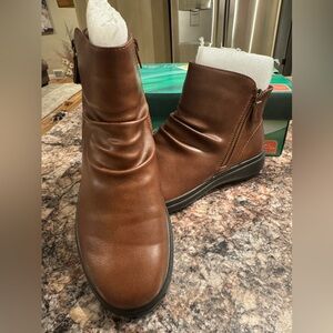 Easy Street Women's Lyra Zipper Ankle Boots